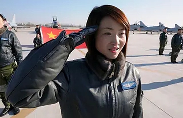 金孔雀余旭的最后一程：36万群众手捧菊花送别，墓前4架飞机模型