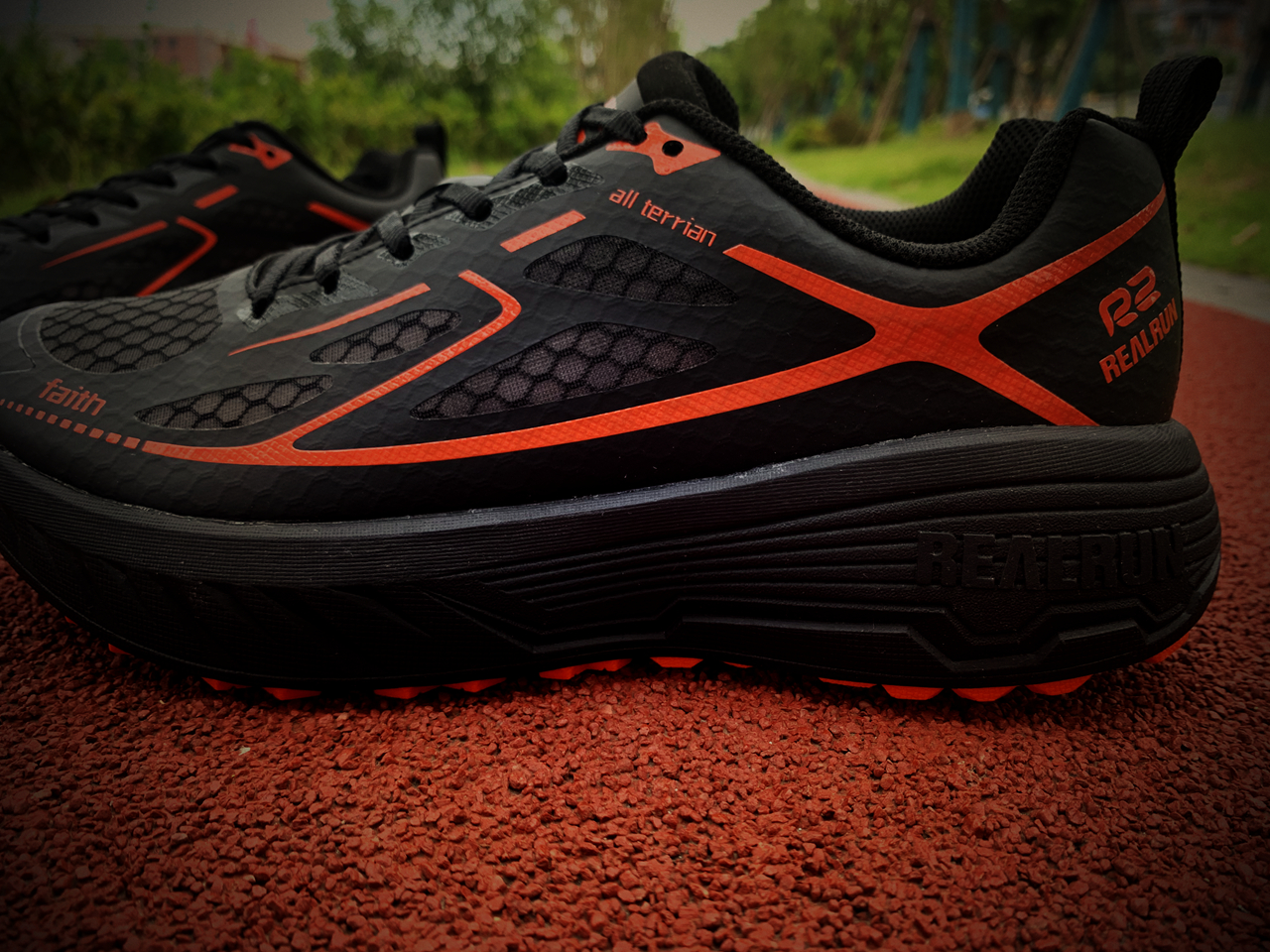 奔跑的Faith-咕咚R2信仰跑步鞋