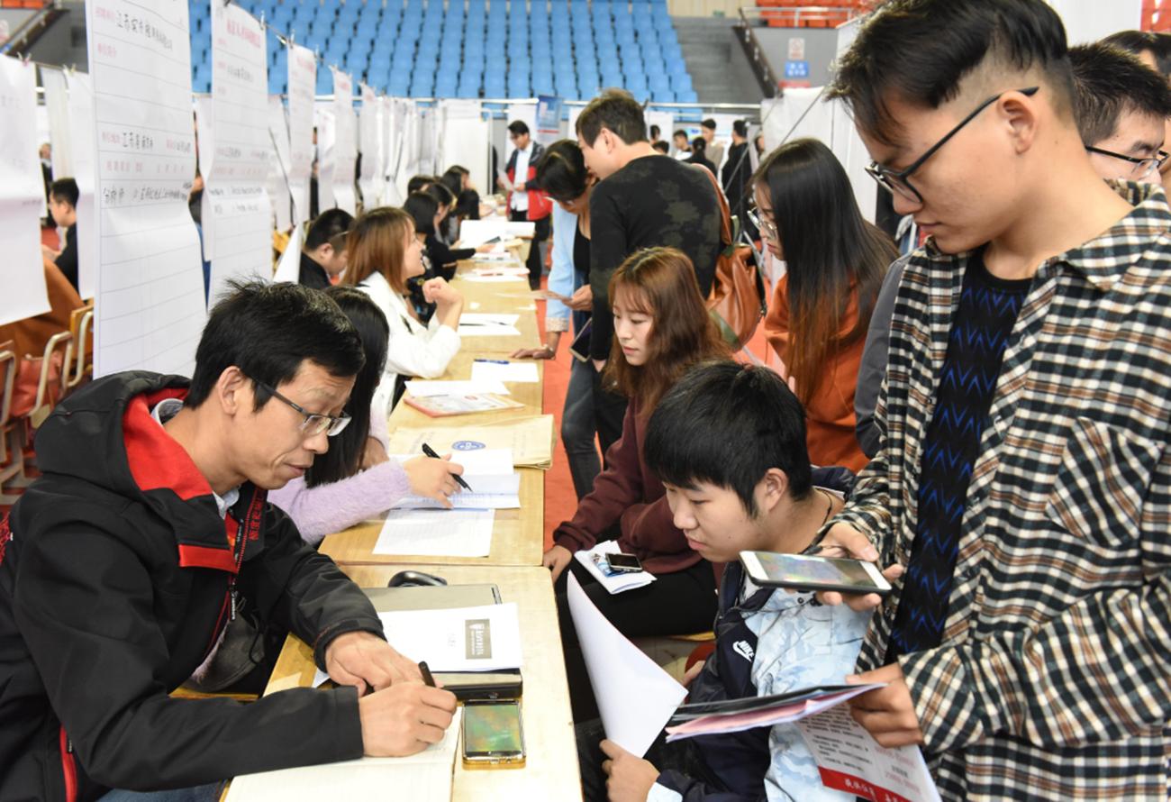 本科生与专科生哪个更容易就业,专科学历真的有那么难就业吗