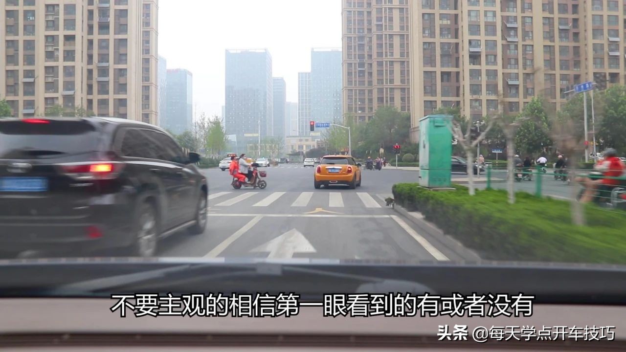 右转弯盲区避让行人技巧,新手右转弯技巧盲区