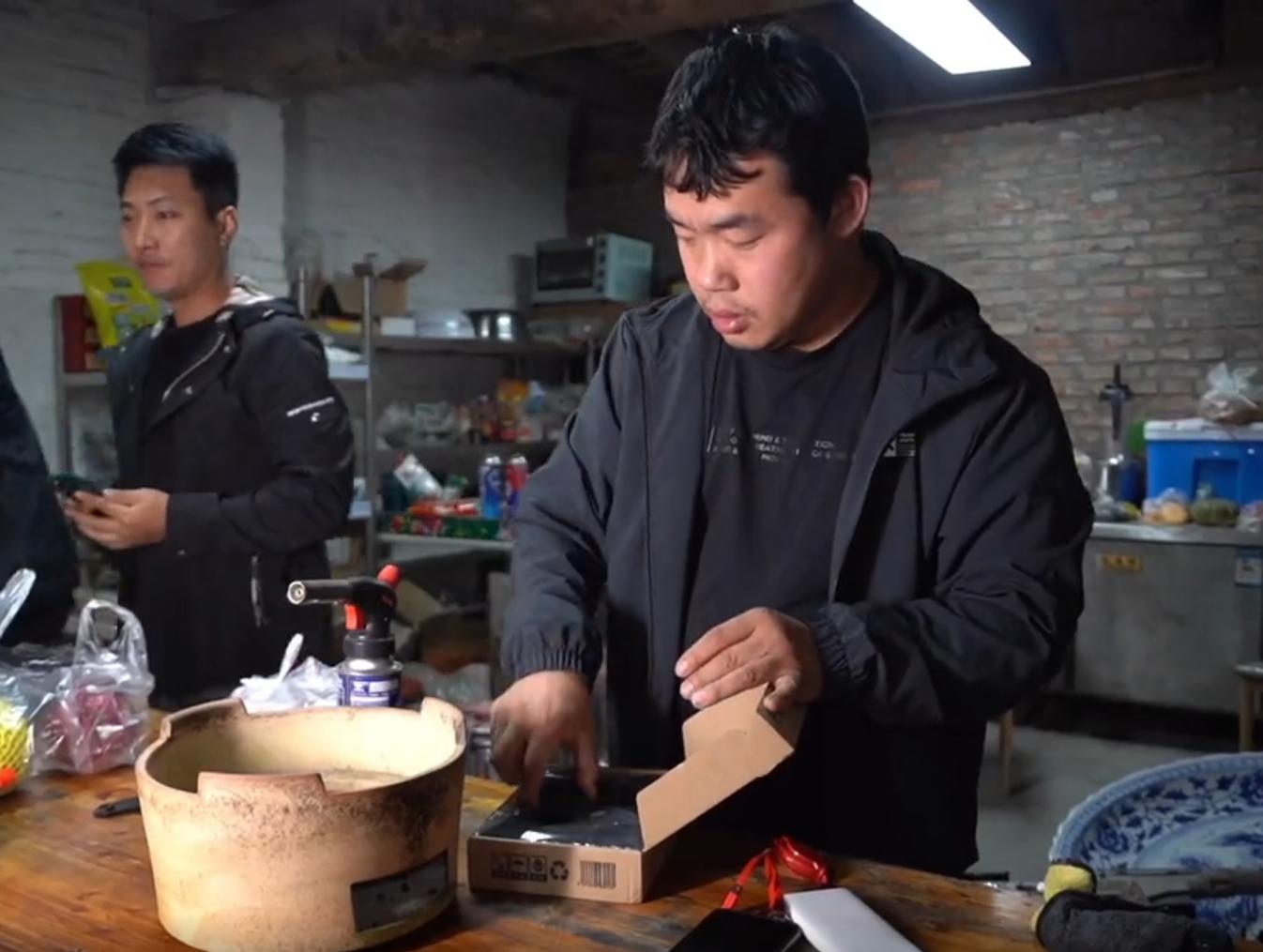 胖猴仔吃西红柿炖牛排,胖猴仔吃炖牛排