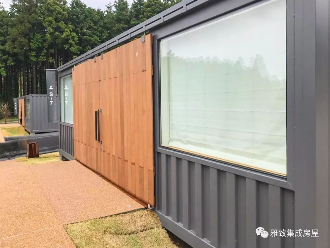 在富士山下的预制模块化露营酒店里,欣赏日本最高山峰的美景