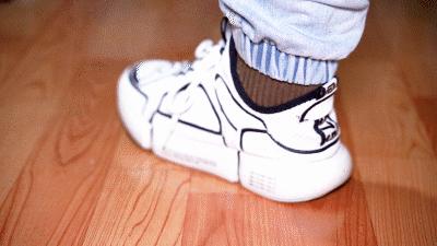 高弹超轻的黑科技跑鞋，高端脚踝保护装置，给脚按上一个“护盾”