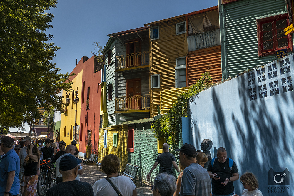 一个贩卖艺术和足球的彩色街区