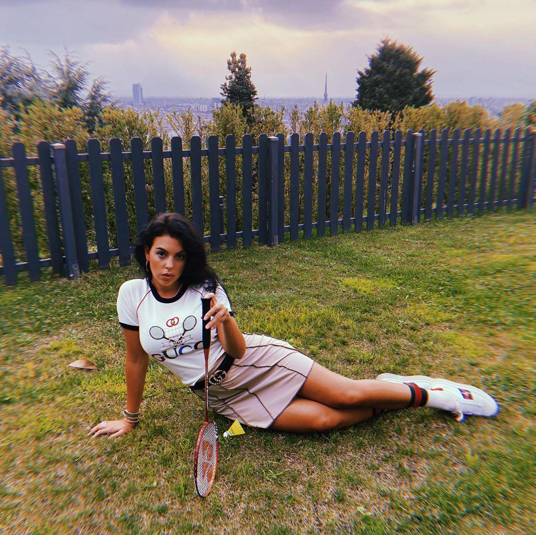 乔治娜穿蓝色衣服视频,乔治娜穿爱马仕拖鞋