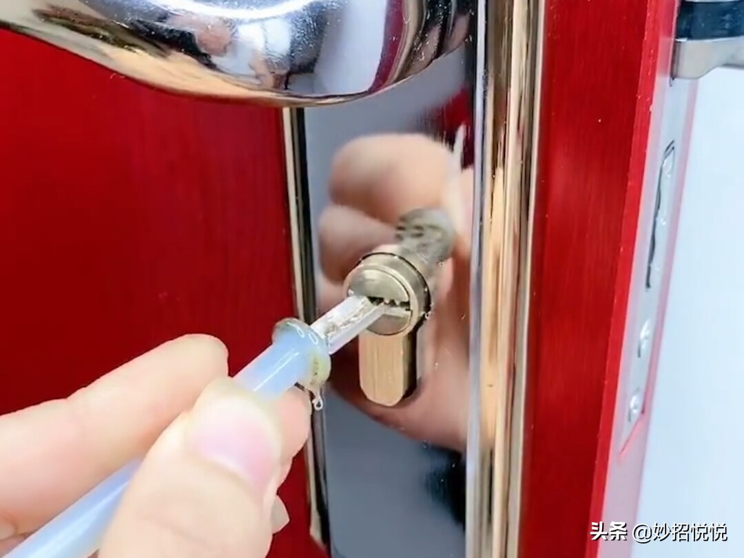 钥匙断锁孔里了小妙招,钥匙断在锁芯里怎么办教你一招