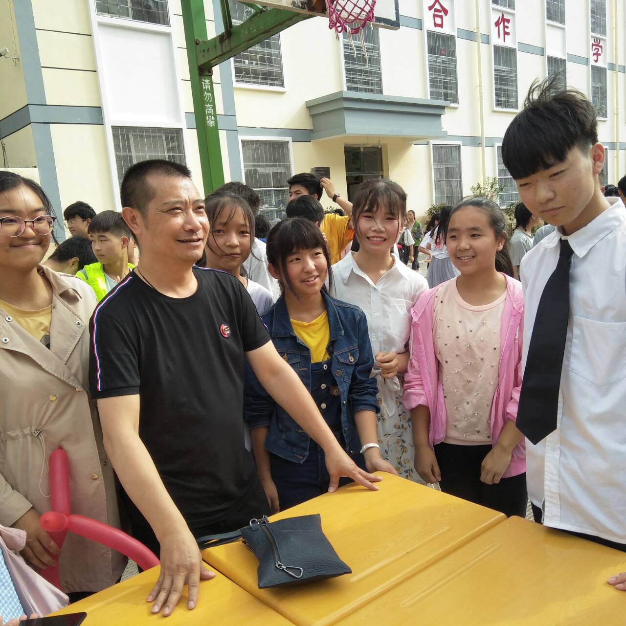 中学老师，请笑一笑