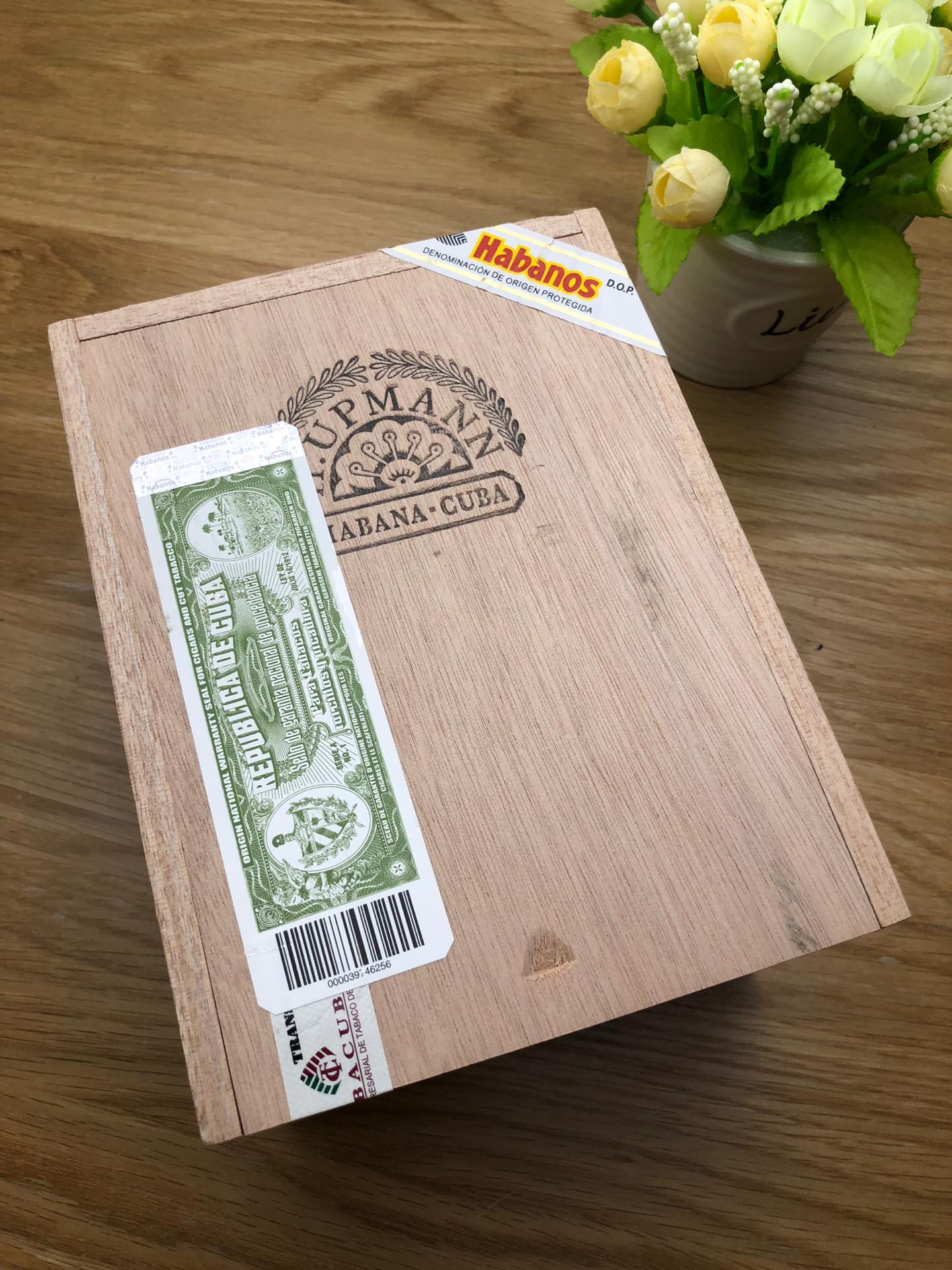 尾牙将至,同事聚餐互相装X,你拿出雪茄静*坐静**着看他们,那场景