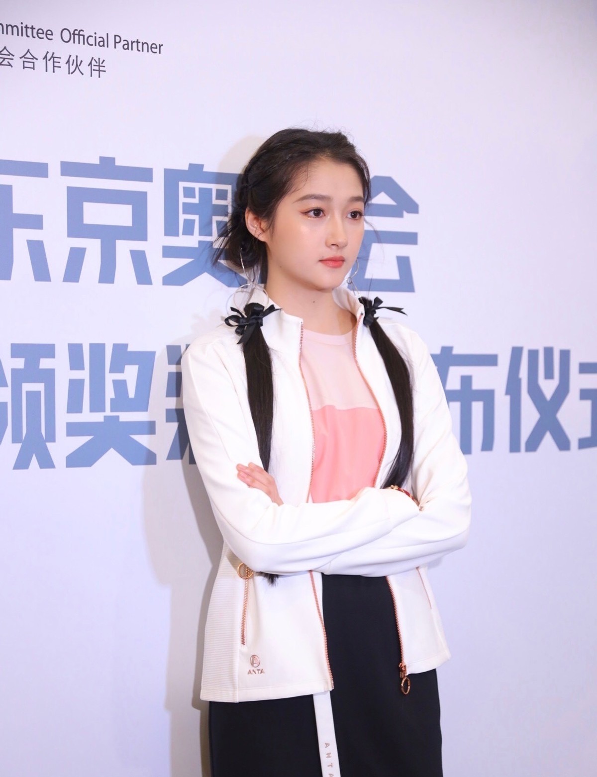 关晓彤礼服现身,高端黑色礼服关晓彤