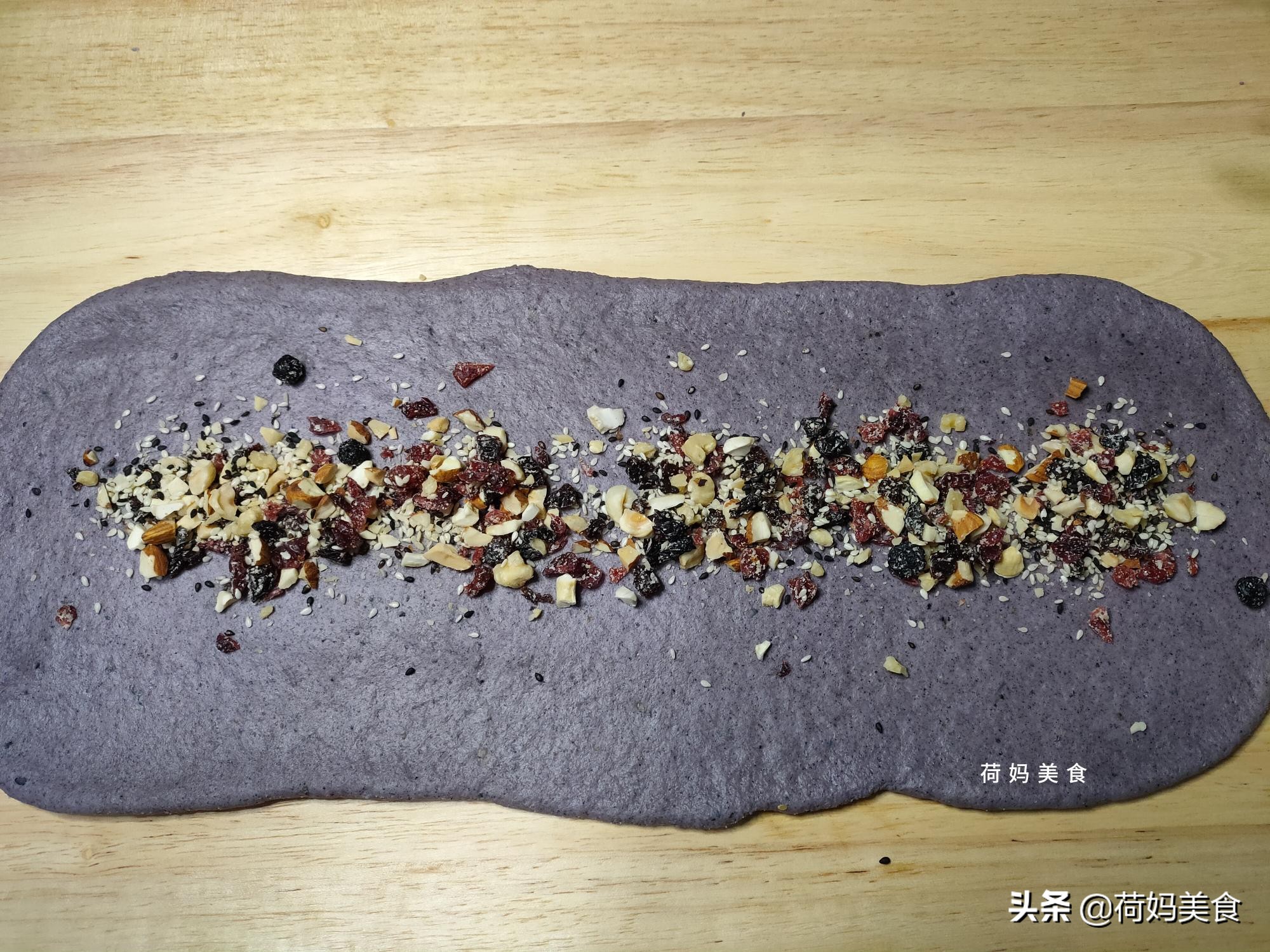 闺女不爱吃馒头,用黑米和糯米粉做面包