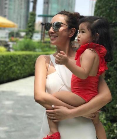 先被43万人看*处私**，后因坠楼树枝穿肺，今39岁的郑希怡涅槃重生