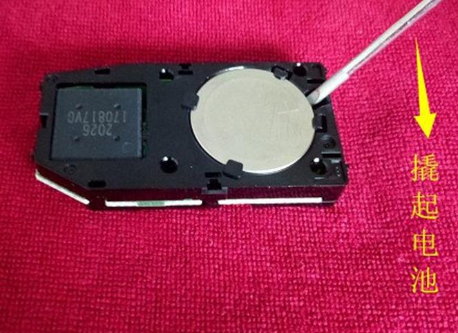 丰田凯美瑞2.0钥匙怎样换电池,2013年凯美瑞钥匙换电池型号