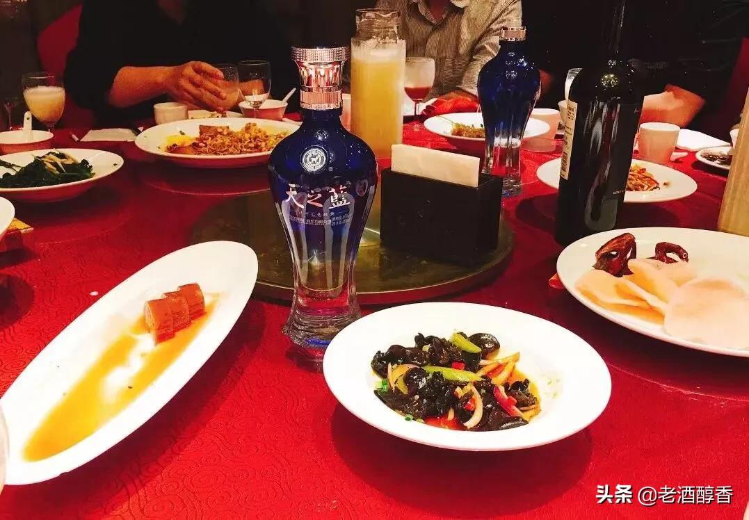 绵柔酱香突出白酒,绵柔白酒入口甘甜