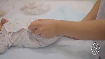 婴儿有o型腿的症状,刚出生婴儿o型腿原因及矫正方法