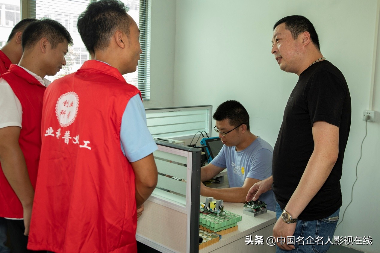 匠人铸金音 创业科普团队走进JBI品牌音响