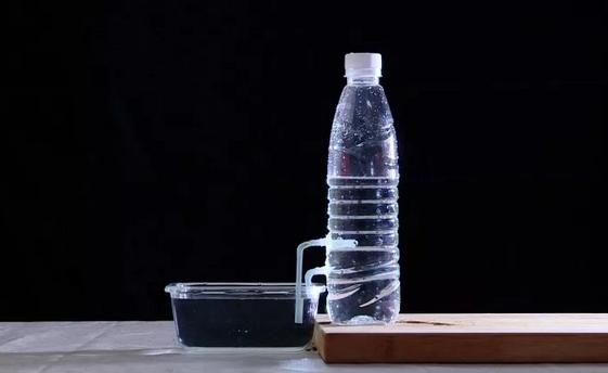 如何制作自动浇水器立在地上的,如何自制持续浇水器