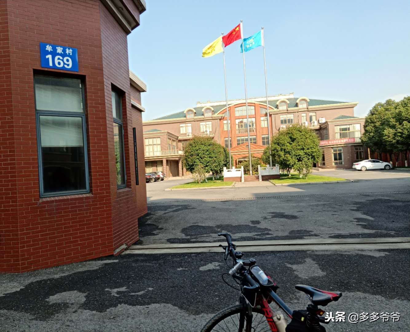 村旗飘飘，带看台的蓝球场，全国文明村，外地人看常州D1