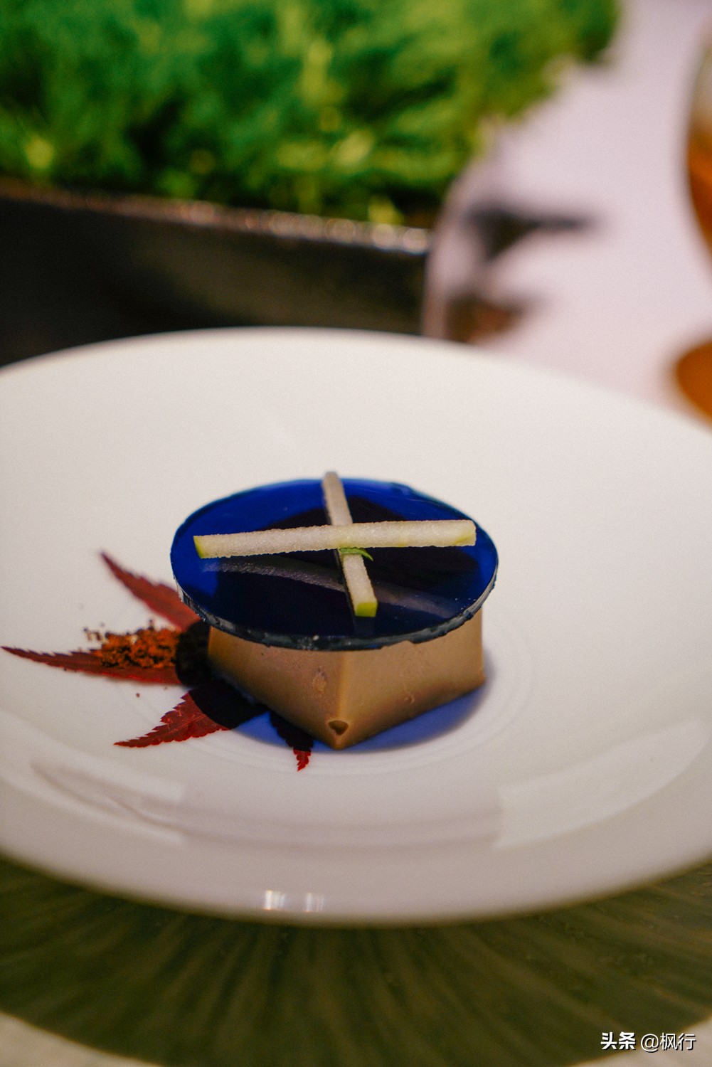 这家北京二环内的粤菜馆，装修获大奖，松板肉、乳鸽、罗氏虾惊艳