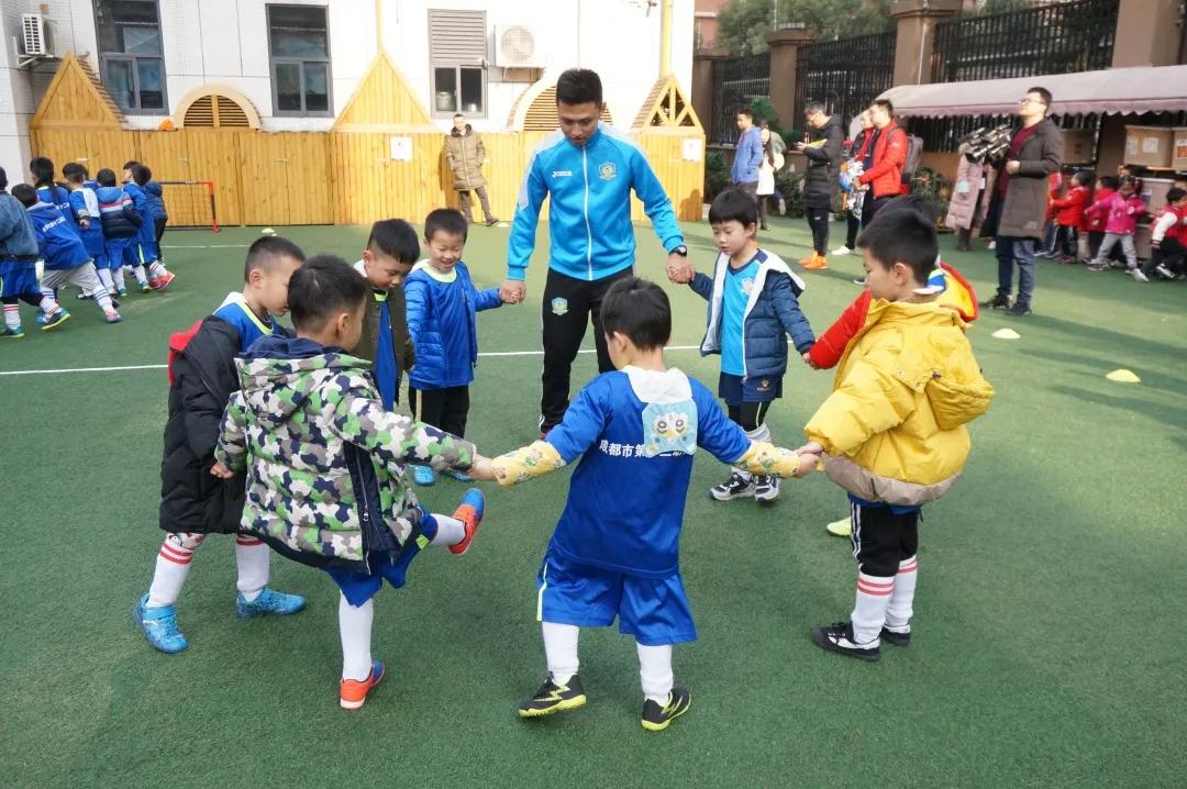 小小足球运动员=未来男神~|走进成都市第十二幼儿园蓝光分园