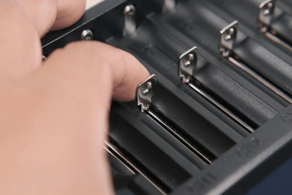 要痛痛快快地玩,就得配上这个8槽充电器才行