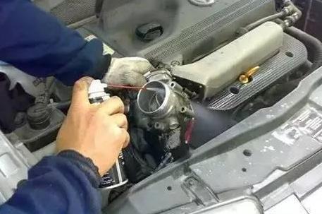 汽车越开越没劲？老司机：多半是这个零件的毛病，自己清理就搞定