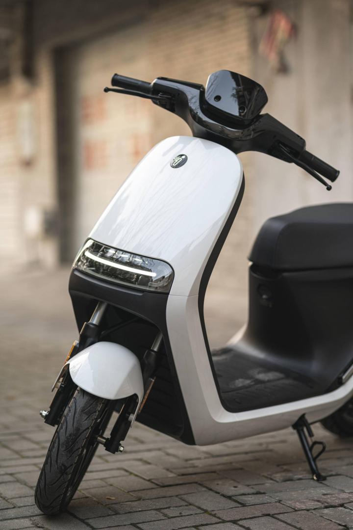 大灯炫酷有型,九号e100大灯效果