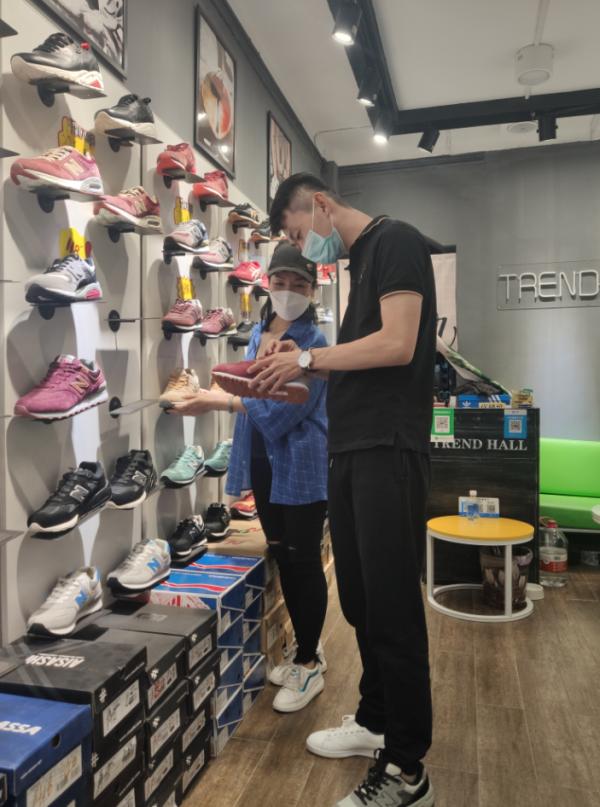 房东主动给45名租户免租一个月,房东给45名租客鞠躬尽瘁免租