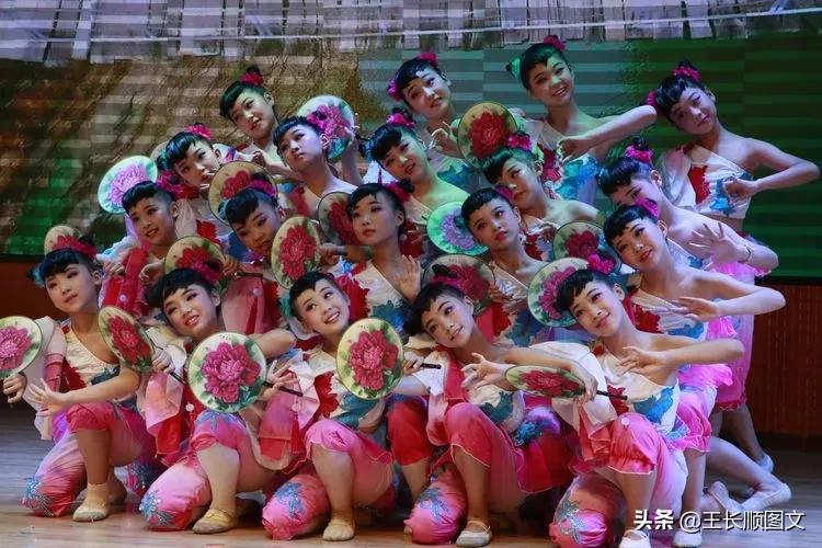 我校举行开学典礼暨教师节表彰会,学校召开教师节庆祝暨表彰大会