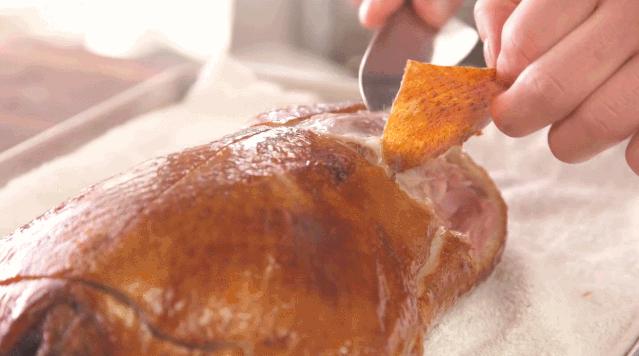 街边售卖的18元烤鸭,街边18元一只烤鸭哪个部位不能吃