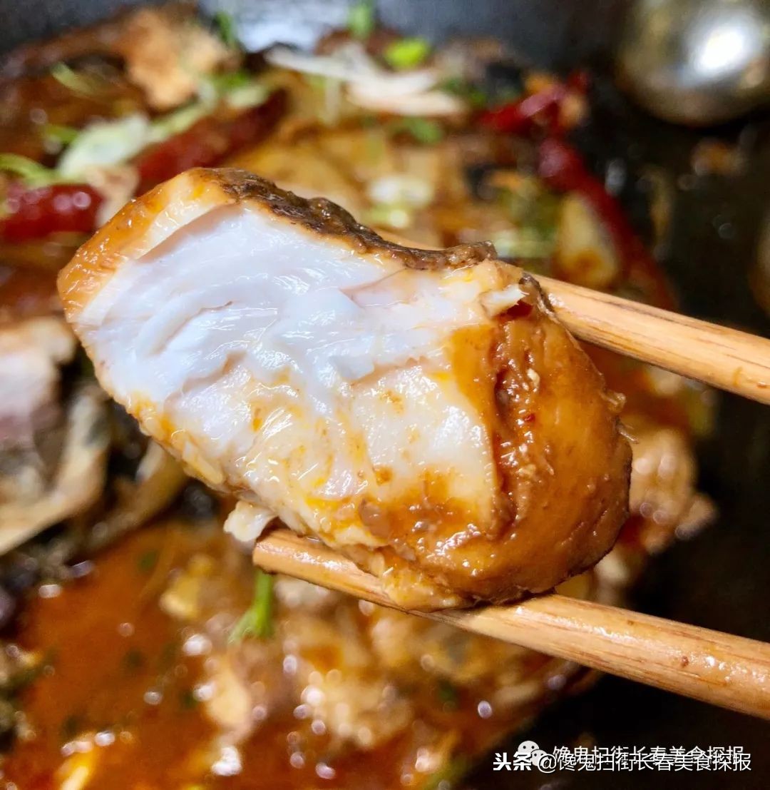 南湖别墅区藏个旧屯子，铁锅炖鱼天天爆满据说空姐都吃胖了！