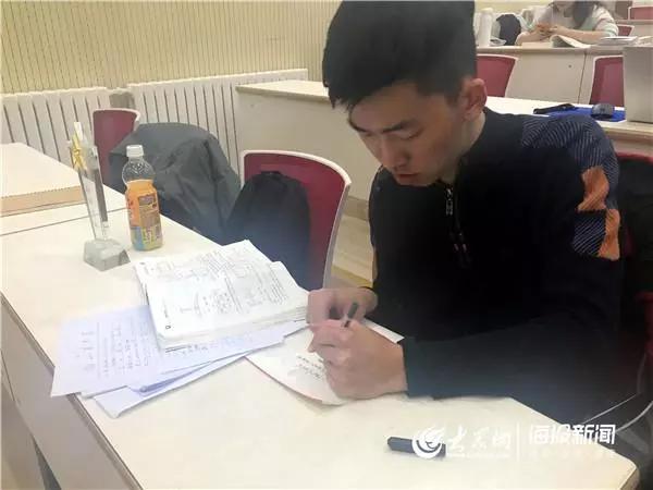 脑瘫男孩考进大学,脑瘫男孩考上大学创造生命奇迹