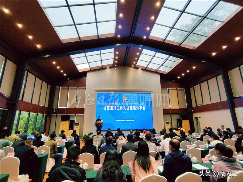 如何代表学校踢足球比赛,校园足球怎么踢好中后卫