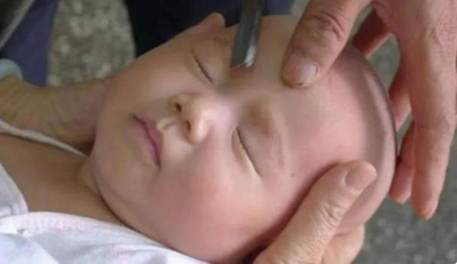 美国妈妈亲吻宝宝的危害新闻,美国妈妈亲婴儿嘴巴