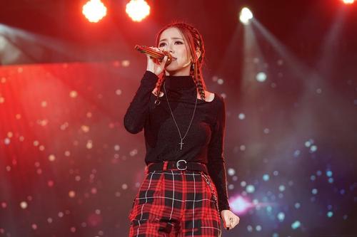 2015年邓紫棋登福布斯,4年后失去名字使用权,51000条恶评多可怕