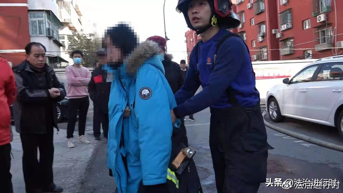 火灾现场一女子逃生,家中起火女子被消防员救出