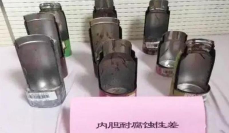 央视曝光保温杯喝毒水,开水倒进保温杯有股铅味