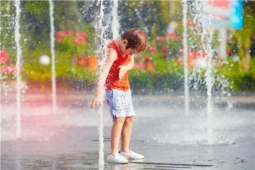 要孩子远离危险玩具,不要给宝宝玩危险的东西