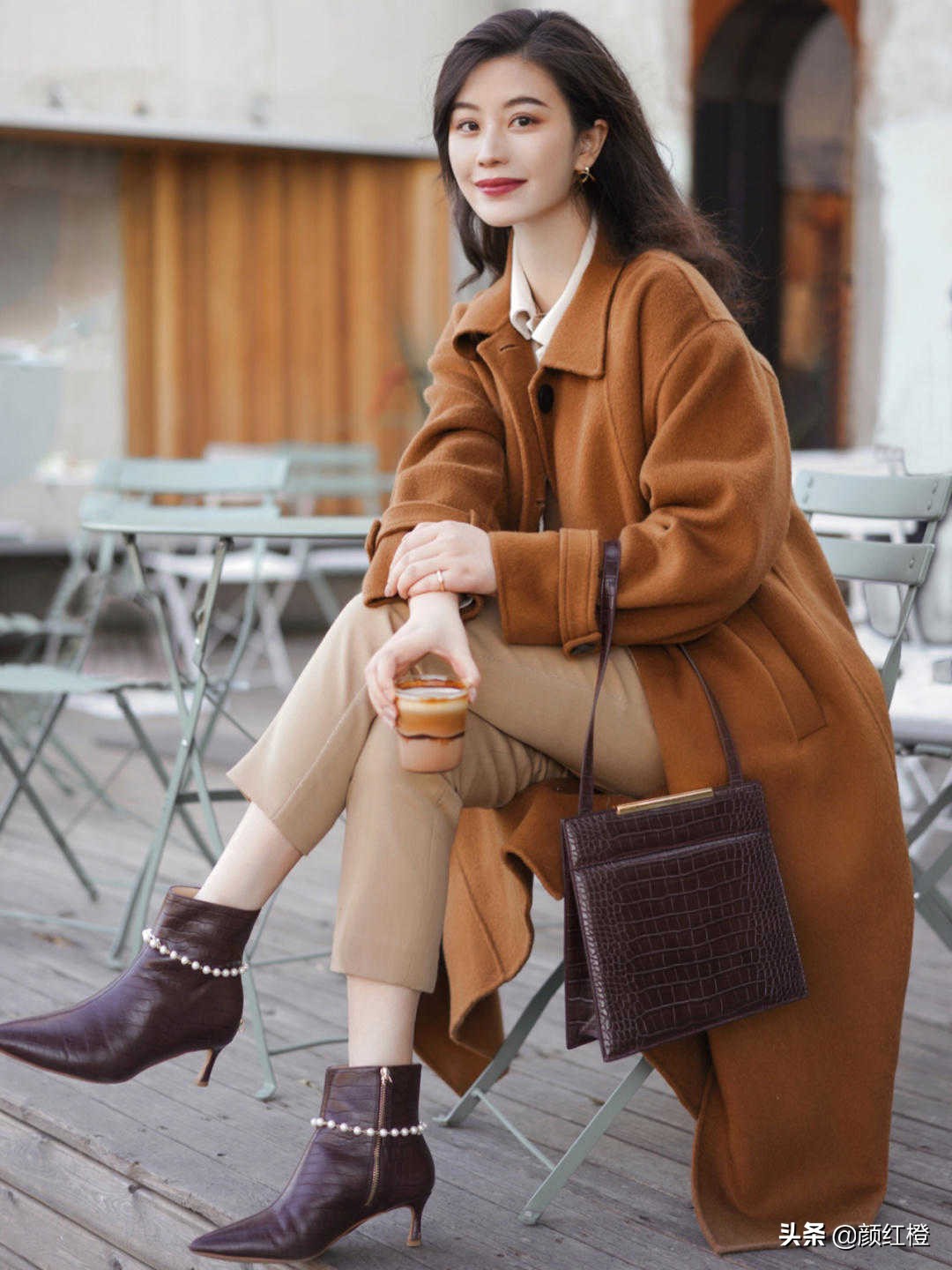 棕色大衣和蓝色牛仔裤搭配吗,冬季深棕色大衣穿什么裤子