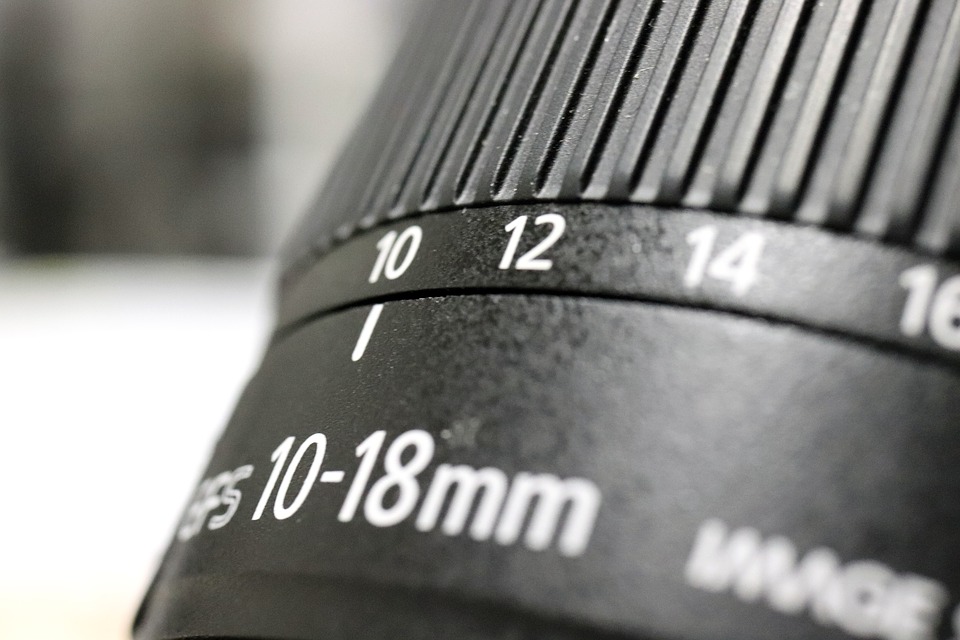 玩单反摄影费钱吗,新手百元单反镜头推荐