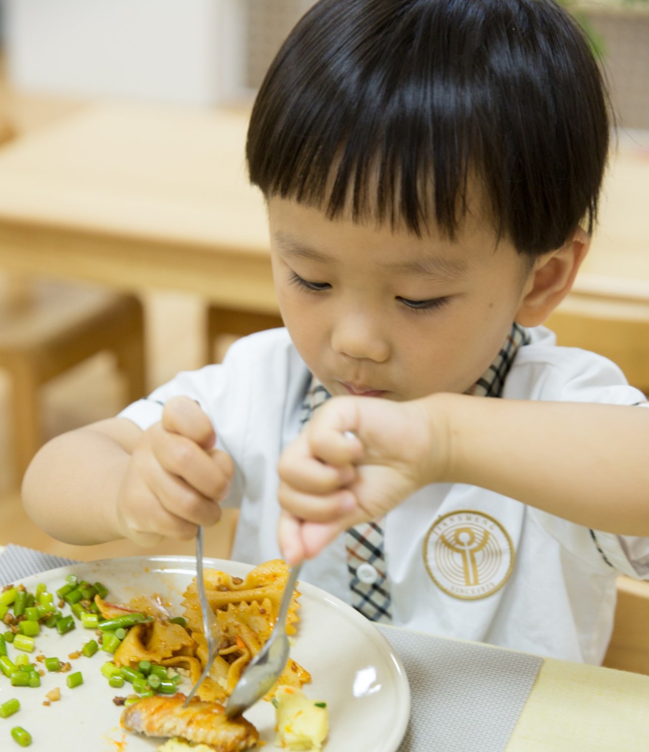 吃饭看出有教养和没教养,吃饭看手机是没有教养的表现么