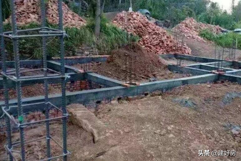 农村盖房基础打桩还是条形基础好,农村建房桩基础和独立基础