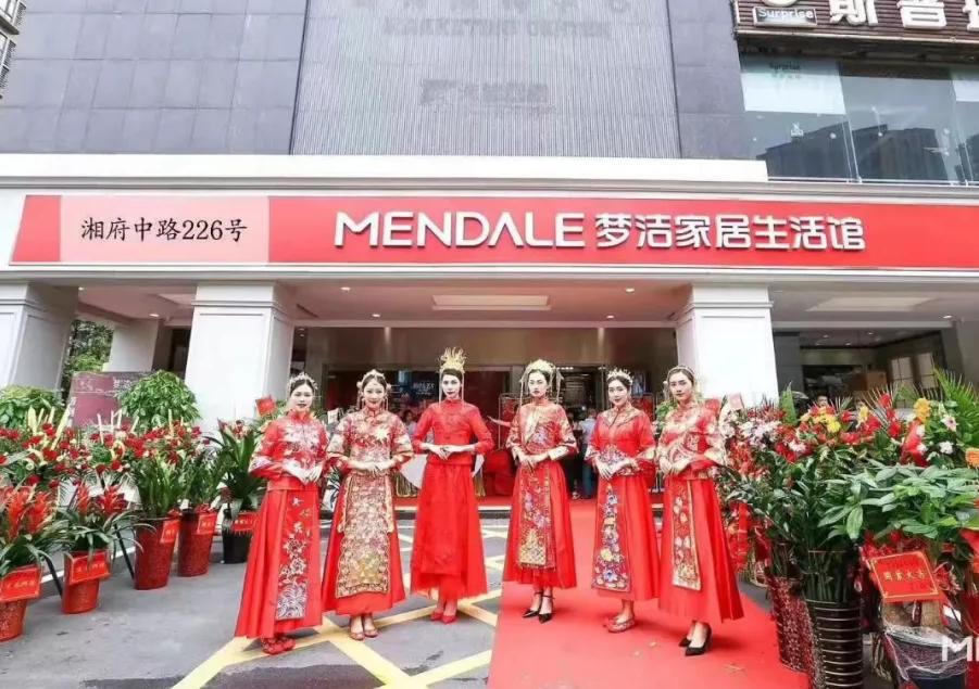 离婚3年后，湖南51岁中专学历阿姨抱走近1亿元现金