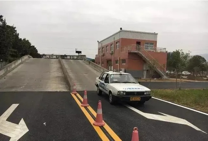 科目二的坡道定点停车图解,科目二坡道定点停车30公分怎么走