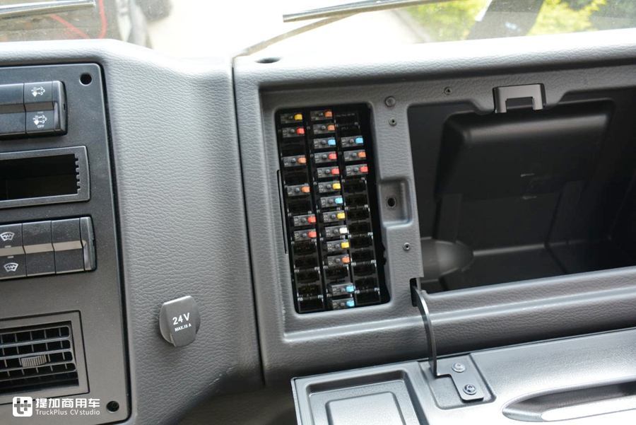 乌尼莫克和阿莫迪罗房车哪个大,阿莫迪罗乌尼莫克u5000房车