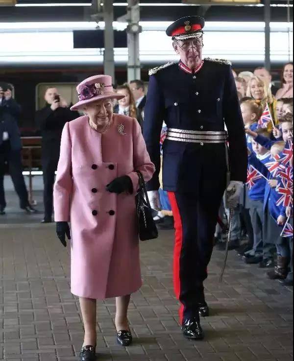 时尚轮转英女王的鞋不变，而且只穿“二手鞋”，等专人穿软再上脚