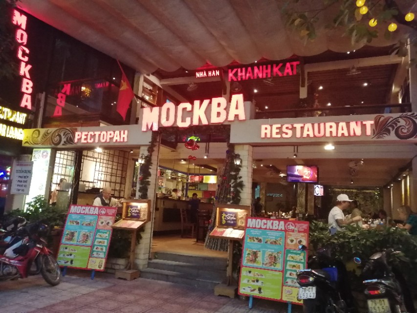 站在楼顶看芽庄全景,站在国门看越南