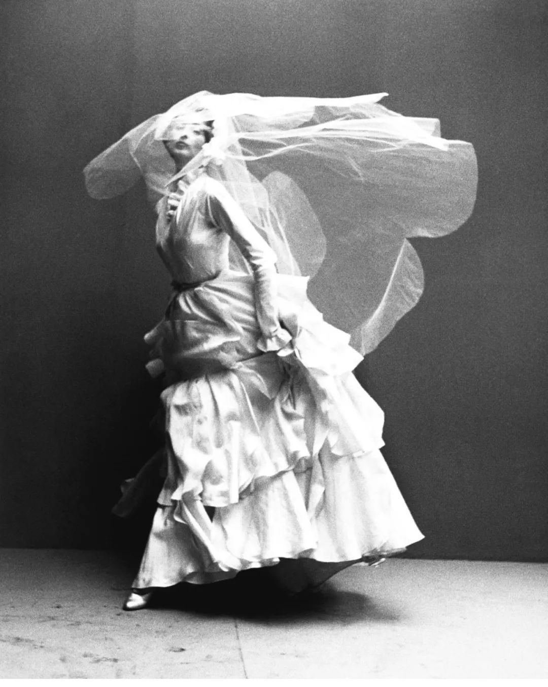 会修飞机的绝代超模，自己开公司，为何最终在小餐馆度过余生？