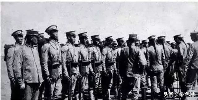 王天纵催马扬鞭，一伸手将毛奎英拉上马，接着啪啪啪，打完一梭子