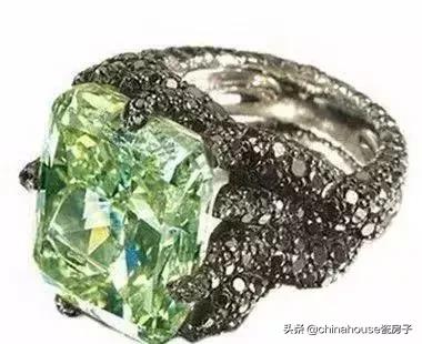 别琢磨怎么学郭碧婷秀钻戒了,在它面前“鸽子蛋”都会黯然失色!