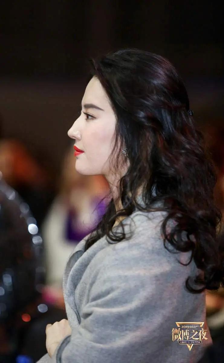 微博之夜赵丽颖杨幂一起走红毯 (杨幂赵丽颖微博之夜美图对比)